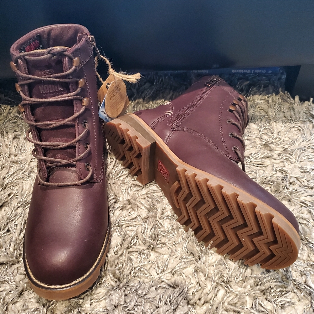 BNWT Kodiak mahone boots size 8